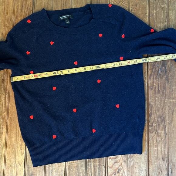 Womens Banana Republic navy Italian wool crew neck sweater red hearts size m - Picture 3 of 6